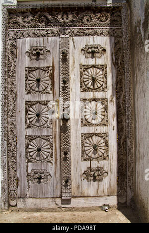 Un altamente ornato porta a Stonetown è un raffinato esempio di una plurisecolare tradizione steming dai giorni del sultano di Oman pregiudiziale questa sezione di Foto Stock