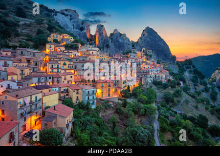 Castelmezzano, Italia. Cityscape immagine aerea della città medievale di Castelmazzano, Italia durante la bellissima alba. Foto Stock