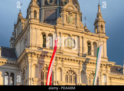La facciata del municipio di Graz con un orologio, austriaco e bandiera della Stiria sulla piazza principale di Graz, Austria Foto Stock