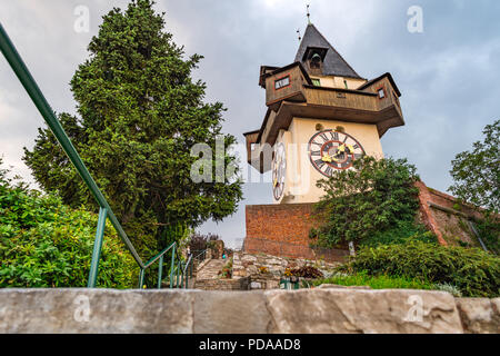 La torre dell orologio situato sulla cima della collina del castello di Graz, in Austria il tramonto. Il punto di riferimento più famoso della città è stato terminato nel 1560. Foto Stock