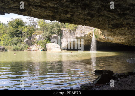 Estate in Zarecki krov Zarecjes cascate del tetto sul flusso Pazincica vicino a Pisino in Croazia Foto Stock