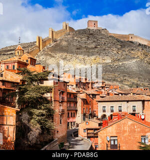 Impressionante Albarracin village,vista con cattedrale e case tradizionali,Spagna. Foto Stock