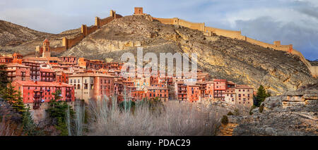 Impressionante Albarracin village,vista panoramica,Aragon,Spagna. Foto Stock