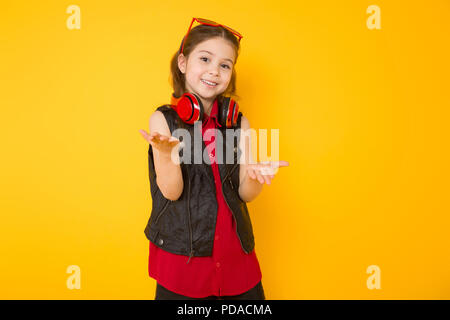 Bambina con le cuffie Foto Stock