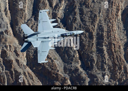 Marina degli Stati Uniti Boeing EA-18G Growler Electronic Warfare aeromobili battenti a basso livello attraverso il Rainbow Canyon, California. Stati Uniti d'America. Foto Stock