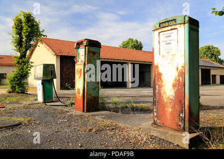 Vecchie pompe di benzina a un abbandonato garage francese in Dordogna. Foto Stock