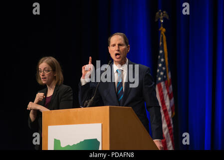 PORTLAND, OREGON novembre 8 2016, all'elezione notte di festa per il Partito Democratico di Oregon, il senatore Ron Wyden appassionatamente parla dopo la vittoria Foto Stock