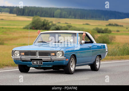 VAULAMMI, Finlandia - 4 agosto 2018: cielo blu e bianco Dodge Dart Swinger auto, circa 1970, su Maisemaruise 2018 auto in crociera Tawastia corretto, Finlandia Foto Stock