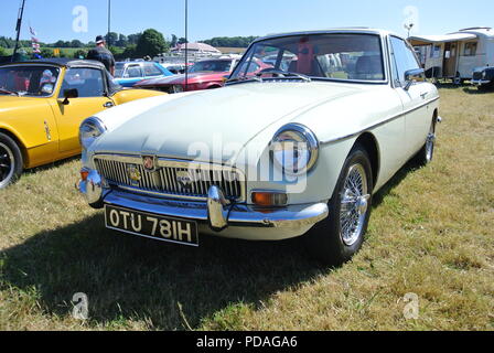 Un 1970 MG MGB GT 1800 classic auto parcheggiate fino a Torbay fiera del vapore, Churston, Devon, Inghilterra, Regno Unito Foto Stock