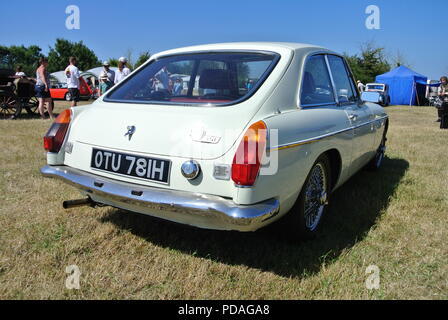 Un 1970 MG MGB GT 1800 classic auto parcheggiate fino a Torbay fiera del vapore, Churston, Devon, Inghilterra, Regno Unito Foto Stock