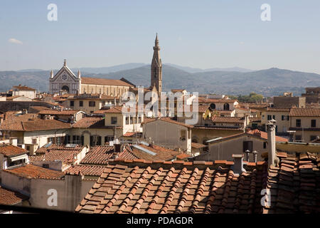 Est vista su Firenze dalla terrazza di Saturno, Palazzo Vecchio, con Santa Croce prominente nella metà distanza Foto Stock