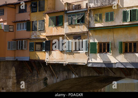 Primo piano del famoso Ponte Vecchio che attraversa l'Arno a Firenze Toscana, Italia: appartamenti costruiti sul ponte. Foto Stock