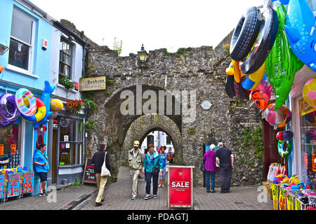 I cinque archi gate che forma parte delle antiche mura della città di Tenby nel Galles Occidentale. Rannicchiò accanto è la bussola Inn, uno dei più piccoli pub locale Foto Stock