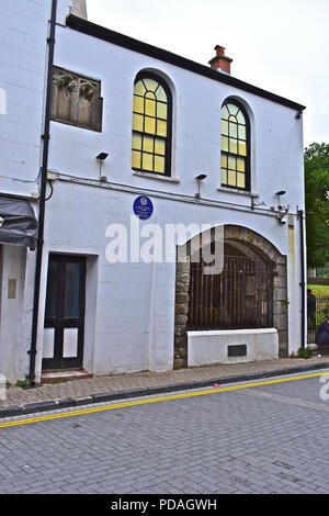 Questo antico edificio è sul sito della medievale Guiildhall & Consiglio Camera in St Georges Street, Tenby, Pembrokeshire Foto Stock