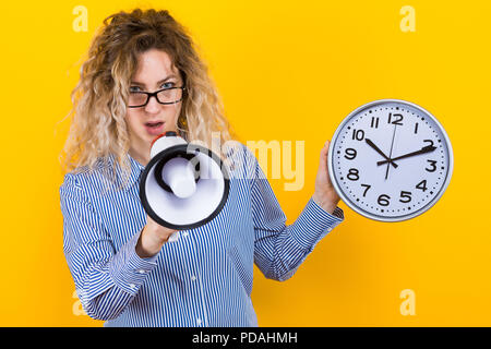 Donna in maglia con orologi e altoparlante Foto Stock