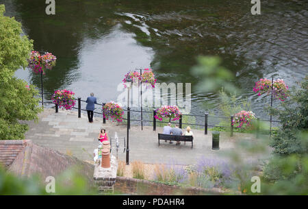 Le persone che si godono il Riverside a Bridgnorth, Shropshire,U.K. 2018 Foto Stock