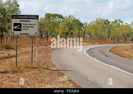 Lato strada coccodrillo segno di avvertimento, Nitmiluk National Park, il Territorio del Nord, l'Australia Foto Stock