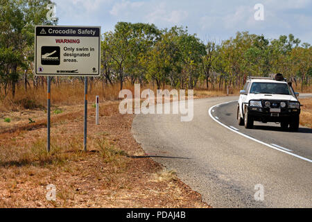Lato strada coccodrillo segno di avvertimento, Nitmiluk National Park, il Territorio del Nord, l'Australia Foto Stock