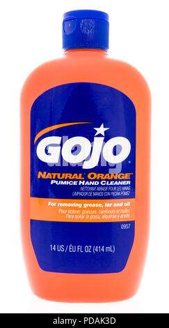 Winneconne, WI - 7 Agosto 2018: una bottiglia di Gojo arancio naturale detergente per le mani su un sfondo isolato Foto Stock