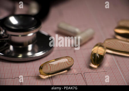 Close up di medico di grafici e tabelle con le prescrizione di pillole e un nero stetoscopio. Ufficio medici e sanitari concetto di trattamento.il lavoro ospedaliero Foto Stock