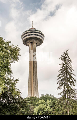 Cascate del Niagara in Canada 06.09.2017 Skylon Tower 1964 - torre di osservazione che si affaccia sia American Falls, New York e più grandi cascate Horseshoe, Ontario, Foto Stock