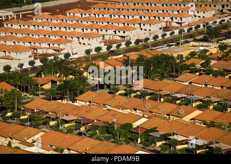 Middle-class condominio delle case a Ribeirao Preto città, Sao Paulo, Brasile. Sviluppo dell industria agro-alimentare in questa regione attrae lavoratori qualificati provenienti da altre regioni. Un altro condominio essendo costruito in background. Foto Stock