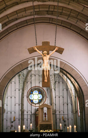 Rieden Germania 15.04.2018 altare la configurazione con Gesù Cristo sulla croce appendere dietro l'altare della chiesa locale di Rieden. Foto Stock