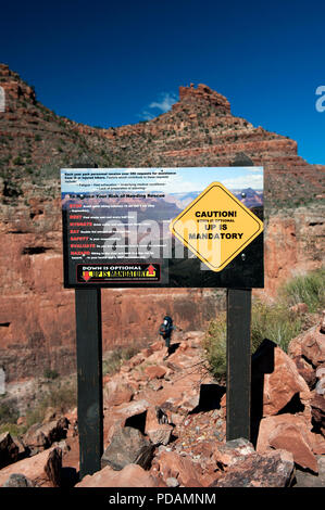 Segno escursionisti di avvertimento contro i pericoli di esaurimento, calore e lesioni, Bright Angel trail, il Parco Nazionale del Grand Canyon, Stati Uniti d'America. Foto Stock