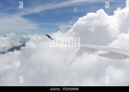 Oct 12, 2017- Thai Airways piano con il logo sul parafango il decollo dall'Aeroporto Internazionale di Suvarnabhumi. Foto Stock