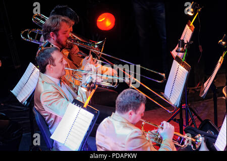 Tyumen, Russia - 16 Aprile 2014: Concorso di giovani artisti la canzone non conosce alcun limite nel teatro drammatico. Orchestra con strumenti musicali e p Foto Stock