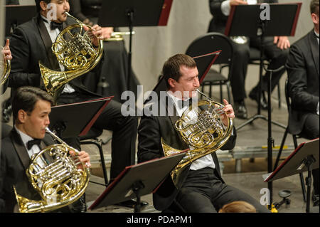 Tyumen, Russia - 25 Gennaio 2017: Concerto della orchestra della filarmonica di Tyumen hall per i fotografi. Corno francese i giocatori Foto Stock