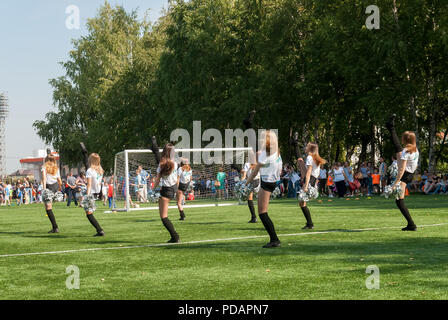 Tyumen, Russia - 3 Gennaio 2018: torneo di calcio tra scuole materne a Geolog Stadium. Prestazioni di belle ragazze di cheerleader team Foto Stock