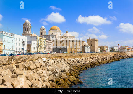 Vista sul mare di Cadice con la cattedrale e la strada in background, Cadiz, Spagna Foto Stock