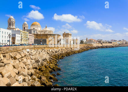 Vista sul mare di Cadice con la cattedrale e la strada in background, Cadiz, Spagna Foto Stock