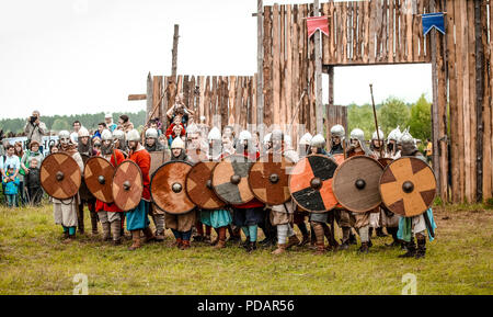 07.22.2017 La Russia, Brjansk. Il festival per gli amanti della storica reenactments militare. La gente vestita nei panni dei vichinghi e gli eroi russe schierate in ordine di combattimento. Foto Stock