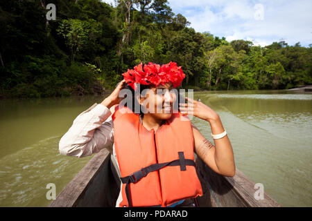 Donna panamense con corona di fiori in una piroga sul Rio Pequeni, Repubblica di Panama. Foto Stock