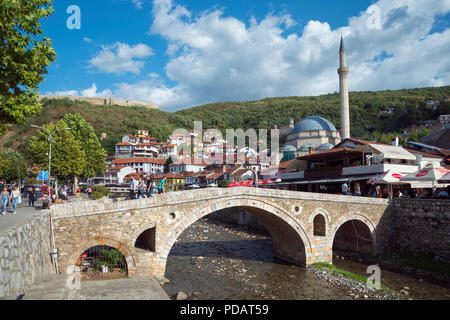 Un antico ponte in pietra, fiume Bistrica, Sinan Pasha moschea, fortezza sulla sinistra, Prizen, Repubblica del Kosovo, Penisola balcanica Foto Stock
