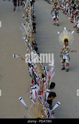 Naga tribesmen partecipando alla Stone tirando cerimonia durante la Kisima Nagaland Hornbill festival, Kohima, Nagaland, India Foto Stock
