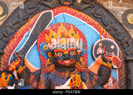 Immagine di pietra di Kal Bhairav in rappresentanza di Shiva nella sua manifestazione distruttiva, Durbar Square, Kathmandu, Nepal Foto Stock