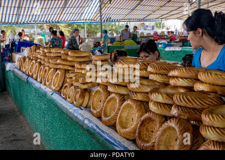 Nazionale pane uzbeko venduti nel mercato - Tashkent, Uzbekistan Foto Stock