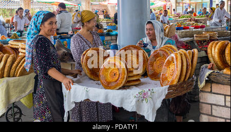 Nazionale pane uzbeko venduti nel mercato - Fergana, Uzbekistan Foto Stock