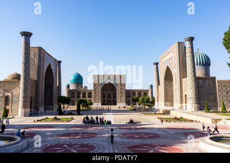 Tramonto sulla piazza Registan - Samarcanda, Uzbekistan Foto Stock