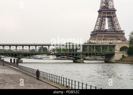 Parigi Torre Eiffel Francia - Vista del Bir Hakeim bridge e la Torre Eiffel dal Parc des Rives de Seine a Parigi, in Francia, in Europa. Foto Stock