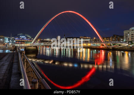 Guardando attraverso il Fiume Tyne a Gateshead Millennium Bridge e Newcastle Quayside Foto Stock
