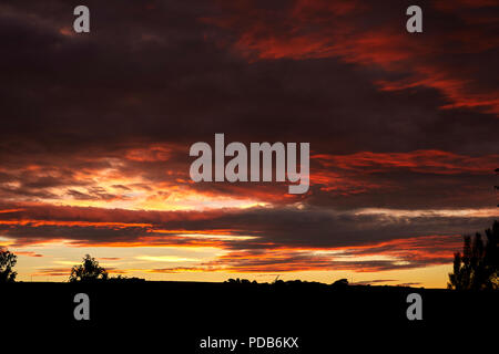 Un arida e riscaldata Nidderdale attende che il cambiamento del clima e mostra un tramonto spettacolare. Foto Stock