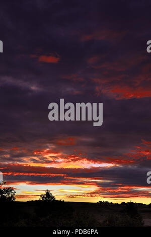 Un arida e riscaldata Nidderdale attende che il cambiamento del clima e mostra un tramonto spettacolare. Foto Stock