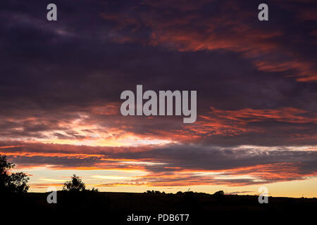 Un arida e riscaldata Nidderdale attende che il cambiamento del clima e mostra un tramonto spettacolare. Foto Stock