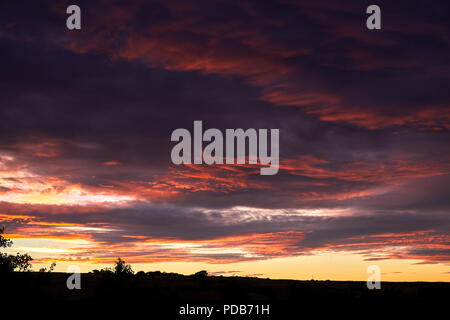 Un arida e riscaldata Nidderdale attende che il cambiamento del clima e mostra un tramonto spettacolare. Foto Stock