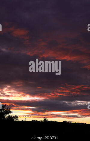 Un arida e riscaldata Nidderdale attende che il cambiamento del clima e mostra un tramonto spettacolare. Foto Stock