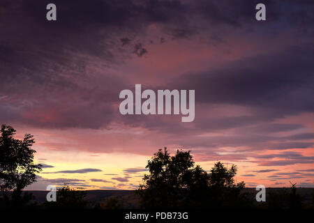 Un arida e riscaldata Nidderdale attende che il cambiamento del clima e mostra un tramonto spettacolare. Foto Stock